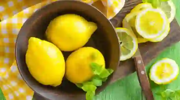 Lemon juice से हो रही स्किन इरिटेशन? जानिए नींबू के 5 साइड-इफेक्ट्स
