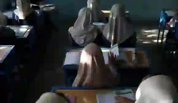 Taliban Allowing Girls To Study: लड़कियों के लिए सेकेंडरी स्कूल खोलने को तैयार है तालिबान