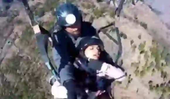 Paragliding Viral Video: पैराग्लाइडिंग करते वक़्त एक महिला चिल्लाई "मेरी शादी क्यों की भगवन", वीडियो हुआ वायरल