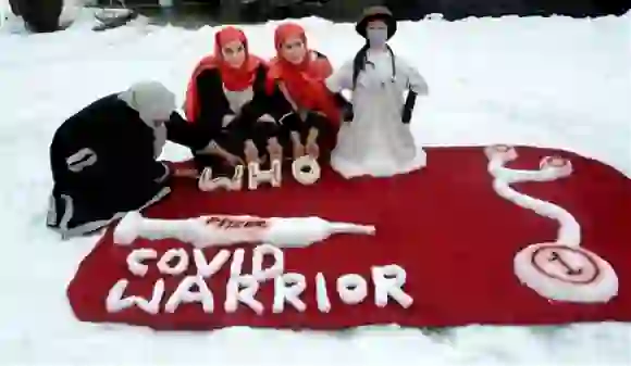 कोरोना वारियर्स के सम्मान में कश्मीरी बहनों ने बर्फ की मूर्ति बनाई