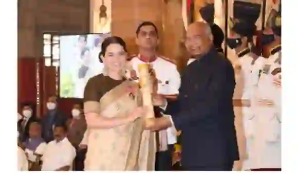 Padma Awards 2021: राष्ट्रपति राम नाथ कोविंद ने राष्ट्रपति भवन में एक समारोह में 2021 के लिए पद्म पुरस्कार प्रदान किए 