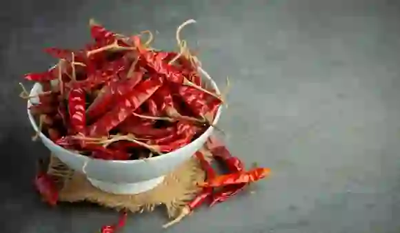 Why Red Chilli Is Harmful? ज्यादा लाल मिर्च खाने के 5 बड़े नुकसान