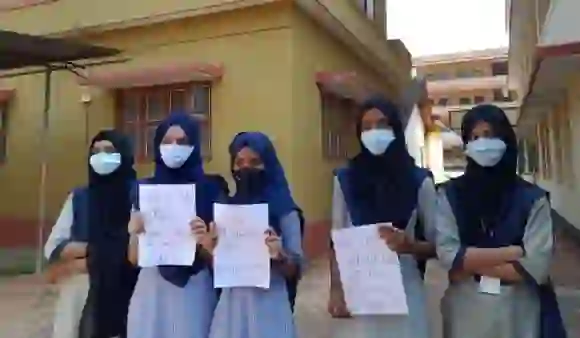 Karnataka Hijab Controversy: उडुपी के कॉलेज में बच्चों को हिजाब पहनकर कॉलेज में आने दिया लेकिन एक शर्त पर
