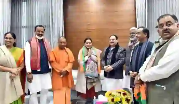Mulayam Singh Grand Daughter Welcomes CM Yogi: मुलायम यादव की पोती ने किया योगी आदित्यनाथ का तिलक