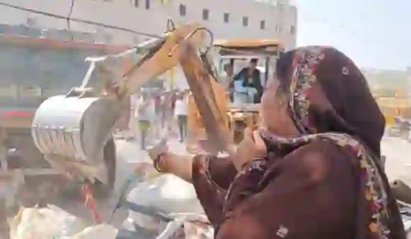 Jahangirpuri Bulldozer Viral Video: दिल्ली जहांगीरपुरी में बुलडोज़र ने घर तोड़ा, रोती रही महिला
