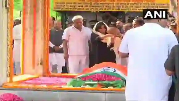 सुषमा स्वराज का अंतिम संस्कार उनकी बेटी बांसुरी ने किया