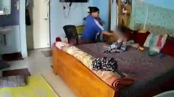 Babysitter Viral Video: साल के बच्चे को मारते हुए वीडियो वायरल 