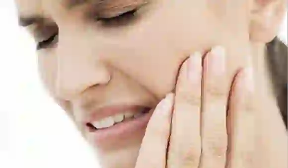 Sensitive Teeth Home Remedies: दांतों में झनझनाहट की समस्या को दूर करने के लिए अपनाएं ये घरेलू उपाय