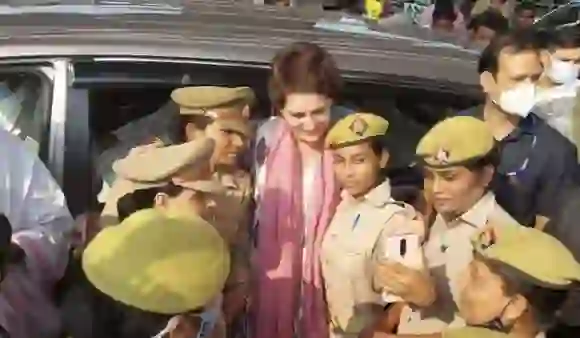 Priyanka Gandhi Policewomen Selfie: प्रियंका गाँधी ने कहा मुझे भी सजा दो पुलिसकर्मी के साथ सेल्फी लेने के लिए
