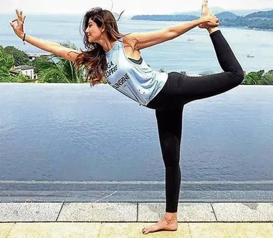 Shilpa Shetty Yoga Stretches:  आप भी जाने  इनके बारे में