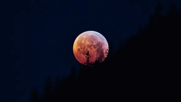 Lunar Eclipse 2022: जाने किस दिन लगेगा चंद्र ग्रहण