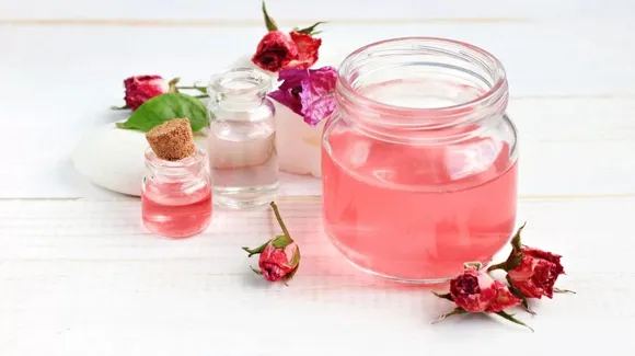 Rose Water In Winter: सर्दियों में त्वचा को ग्लोइंग बनाए गुलाब जल