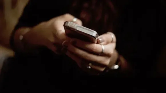 Women & Mobile Phone: महिलाओं को मोबाइल फ़ोन से करते हैं कण्ट्रोल