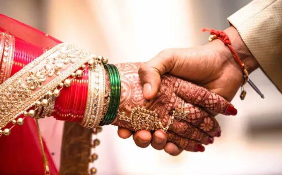 शादी का प्रेशर: 5 बातें जो इंडियन पेरेंट्स को अपनी बेटी से नहीं कहना चाहिए