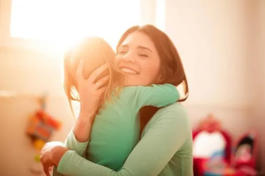 Benefits Of Hugging: कभी सोचा है कि "HUG" के बेनिफिट्स हो सकते हैं?