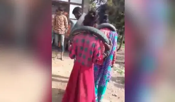Couple Forced To Dance Wearing Tyre: महिला और पुरुष को गले में टायर डालकर नाचने के लिए किया गया मजबूर