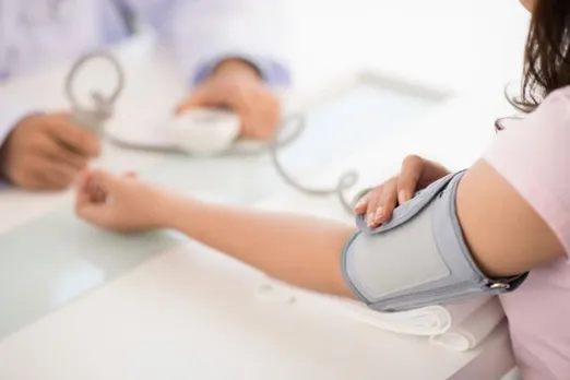 Tips to Prevent High Blood Pressure : अपनाये ये 5 आदतें जो ब्लड-प्रेसर लो करने में करेंगी मदद