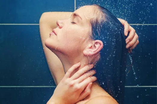 Side Effects Of Hot Bath: सर्दियों में गर्म पानी से नहाने के क्या नुकसान हैं?