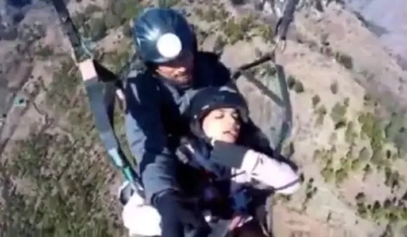 Paragliding Viral Video: पैराग्लाइडिंग करते वक़्त एक महिला चिल्लाई "मेरी शादी क्यों की भगवन", वीडियो हुआ वायरल