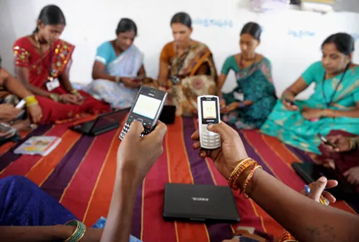 कई विवाहित भारतीय महिलाएं अभी भी मोबाइल एक्सेस करने  के लिए बाधाओं का सामना करती हैं