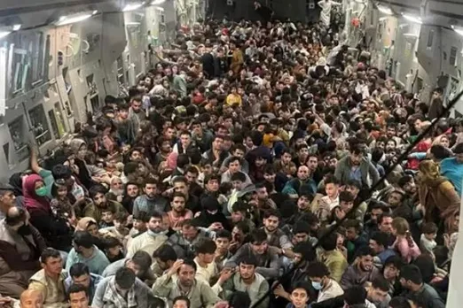 Kabul Airport Viral Images : 600 से ज्यादा अफ़ग़ानिस्तान के लोग एक US के प्लेन में, फोटोज़ हुए वायरल