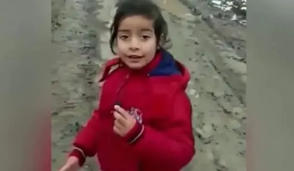 Kashmiri Girl Hafiza Viral Video: कश्मीरी लड़की हाफ़िज़ा ख़राब सड़कों पर रिपोर्टिंग करके हुई वायरल