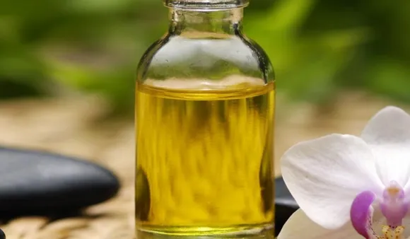 Benefits Of Castor Oil: त्वचा और बालों के लिए कैस्टर ऑयल के 5 जबरदस्त फायदे