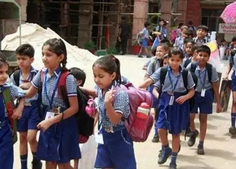 Delhi School Reopens : दिल्ली के स्कूल कोरोना के नए रुल्स के साथ 17 महीने बाद वापस खुले
