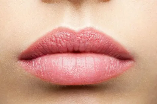 Avoid Chapped Lips: जानिए फ़टे होंठों के बारे में। कैसे पाएं छुटकारा?