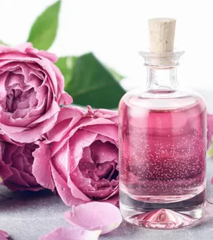 खूबसूरती के लिए गुलाब जल के ये 7 अमेजिंग फायदें