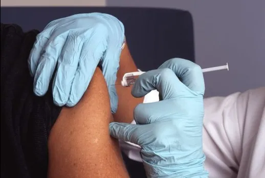 नर्स की लापरवाही वैक्सीन के बिना ही लगा दी सुई, हुआ वीडियो वायरल