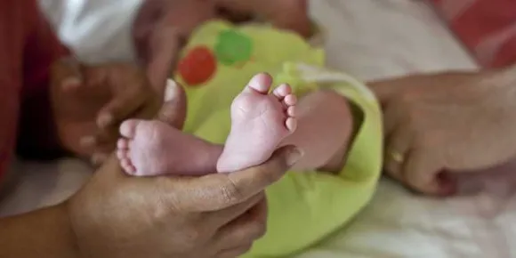 74 साल की आंध्र प्रदेश की महिला ने जुड़वां बच्चियों को जन्म दिया