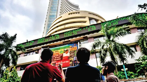Sensex, Nifty pare early gains to close close lower; financials, oil stocks fall