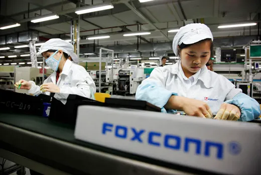 Apple manufacturer Foxconn apologises for pay dispute at China factory