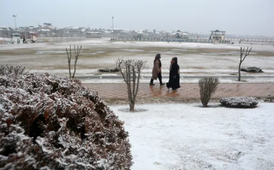 Fresh snowfall in Kashmir; Srinagar-Jammu national highway closed, flights affected
