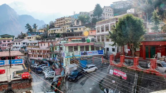 Joshimath: Two more hotels lean towards each other; many cracks widen