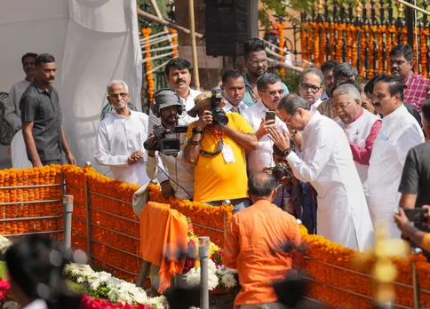 Uddhav, other Sena leaders pay tributes to Bal Thackeray on his death anniversary