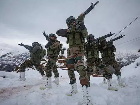 There shouldn't be any gap in supply of clothing, equipment to troops in high-altitude regions: Par panel