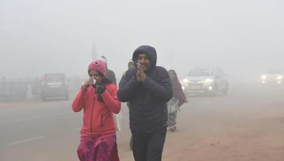 Air quality in Delhi very poor; min temp settled at 7.6 deg Cel