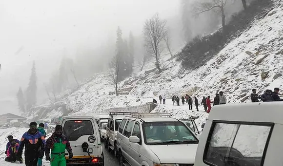 Himachal: Tourist stranded in over 400 vehicles in Atal Tunnel rescued