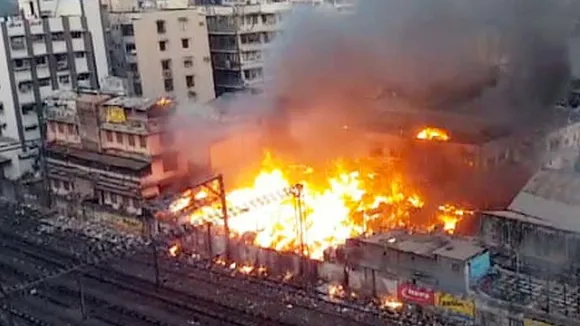 Mumbai: Masjid Bunder fire destroys 20 shops, no report of injury