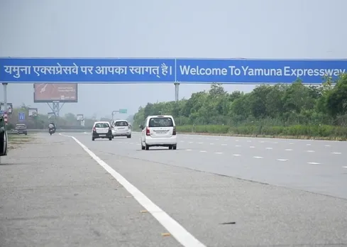 Five dead as SUV hits truck on Yamuna Expressway