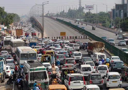 Traffic snarl on Delhi-Jaipur Highway, commuters stranded for hours after a vehicle broke own