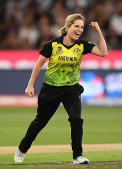 Sophie Molineux snares the important wicket of Smriti Mandhana. © ICC