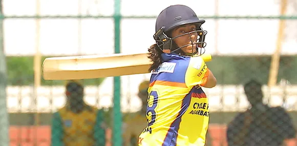 Akanksha Kohli on her way to 34*. ©KPL