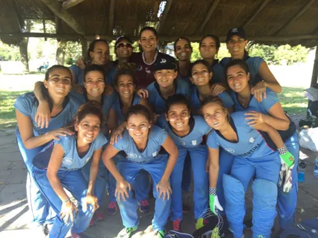 Head coach Sian Kelly (top row, 3rd from L) poses with her Argentina wards. © Sian Kelly
