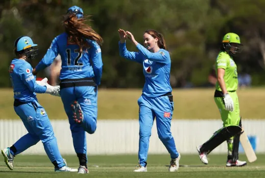 Amanda Wellington celebrates a wicket with her Strikers teammates. © Getty Images