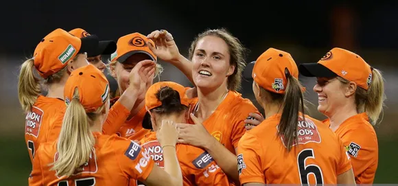 Perth Scorchers celebrate a wicket. © Getty Images