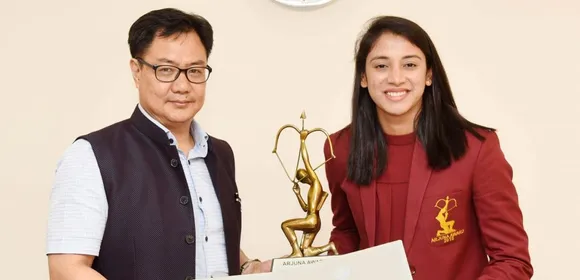 Smriti Mandhana with Kiren Rijiju receiving the Arjuna Award.