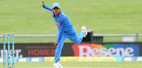 Ekta Bisht bowling